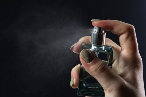 Sztuka aplikowania perfum: Jak wydobyć potencjał swojego ulubionego zapachu